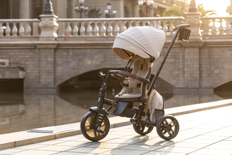 Reversible seat for parent contact and forward view