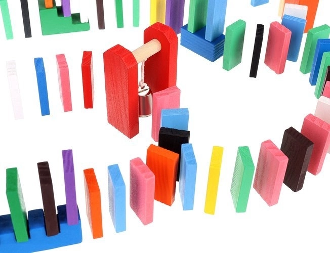 1131 detaļas lielām domino trasēm