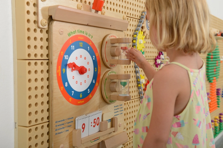 Stiprināšana pie sienas un saderība ar Masterkidz Flex