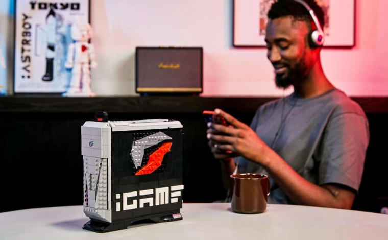 Stilīga vitrīnas dekorācija spēļu uzstādījumam