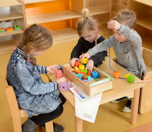 Bagātīgs komplekts koka kastē