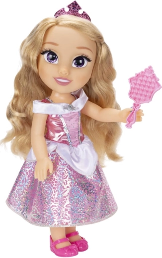 Karalisks izskats ar tiāru un mirdzošām kleitām