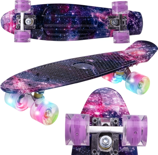 Penny board ar spīdošiem riteņiem Space
