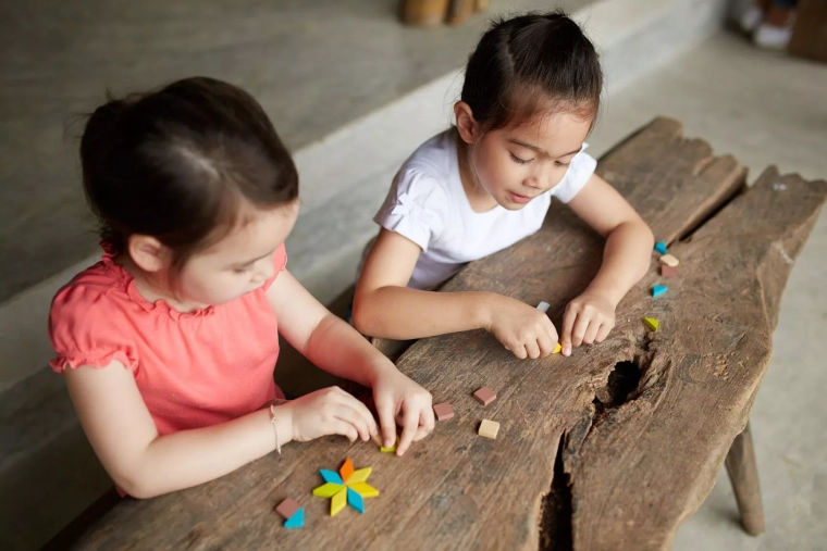 Learning through play: shapes, colors and spatial imagination