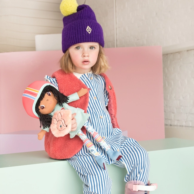Lilliputiens lelle Liza uz skrituļslidām