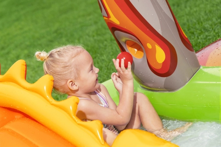 Interactive play with balls and figures
