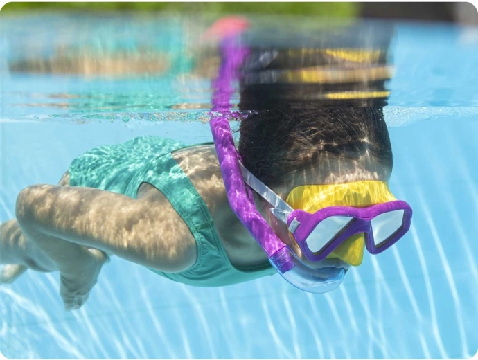 Ergonomic snorkel with splash guard