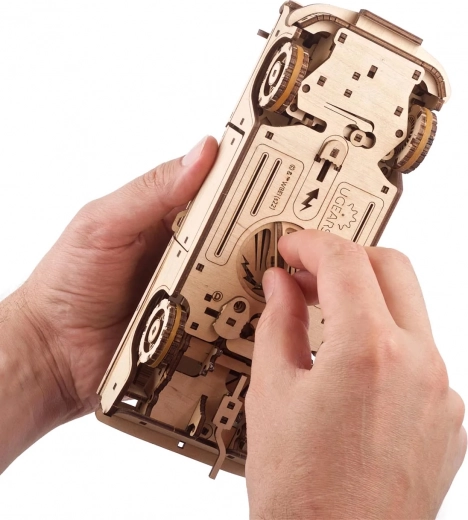 Spring-powered drive for realistic movement