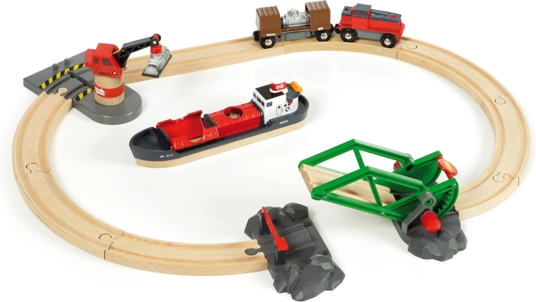 Brio World ostas ar kravas kuģi un sliedēm