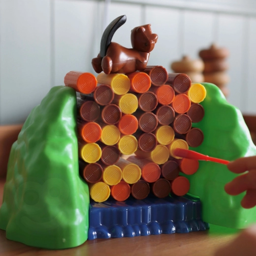 Exciting falling dam game