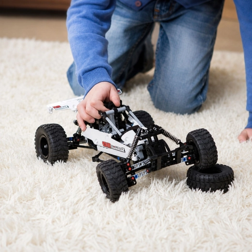 Dual control: 2.4 GHz remote and mobile app
