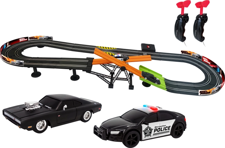 Divi detalizēti auto: Dodge Charger un policijas mašīna