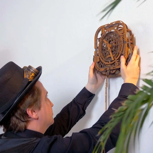 Gatavs piekāršanai pie sienas