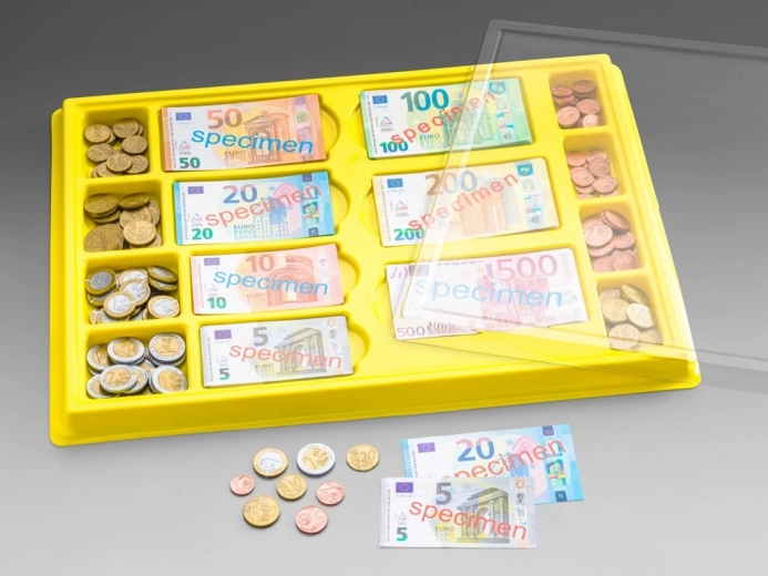 Plastmasas kase ar eiro banknotēm un monētām