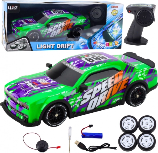 RC sporta auto ar apgaismotu virsbūvi un driftu – zaļš