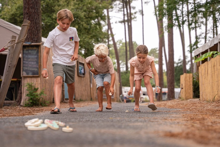 Spēle iekštelpās un ārā