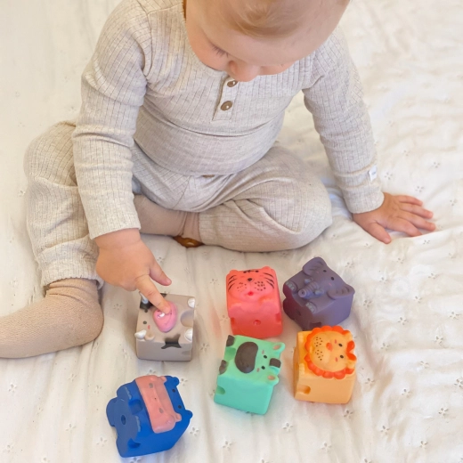 Soft blocks with a squeaking sound