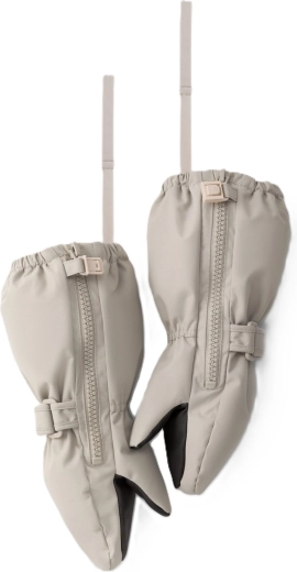 Easy to put on and secure fastening