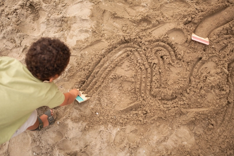 Creative fun in the sandbox or at the beach