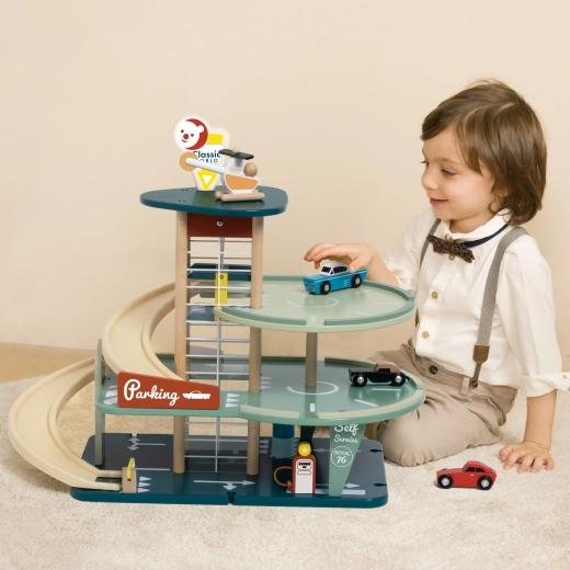 Trīs stāvi ar liftu un plūdenām rampām