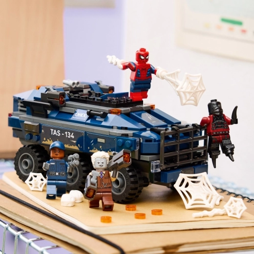 4 minifigures and accessories for Marvel stories