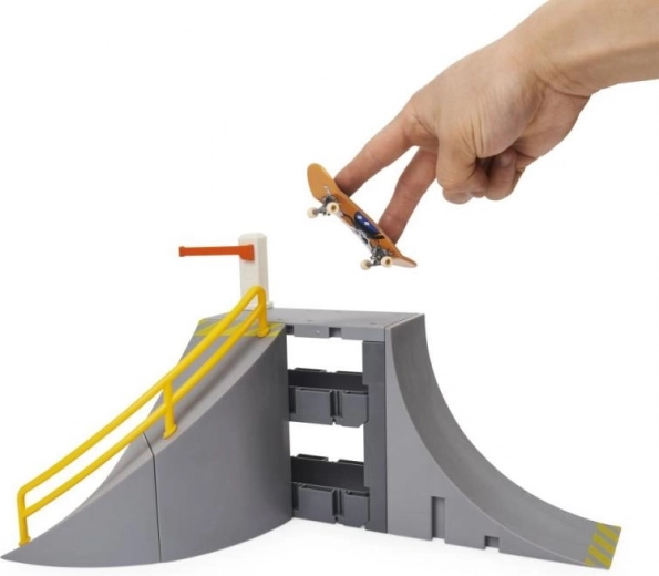 Augsta rampa ar margu grindiem