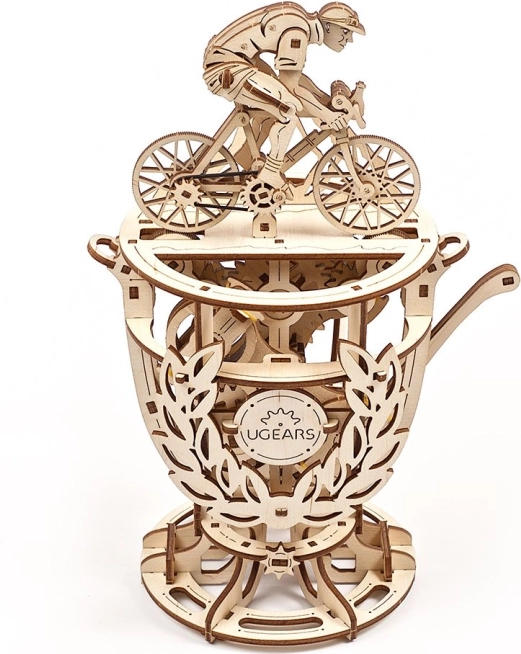 Koka mehāniskā 3D puzle UGEARS Velosipēdists – kauss ar kustīgu mehānismu