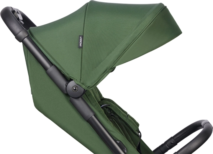 XL canopy and ventilation for comfort in any weather