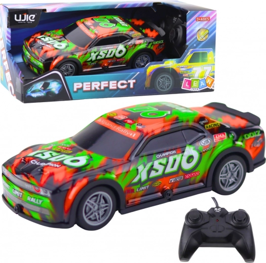 RC sacīkšu auto ar spīdošu virsbūvi oranži‑zaļā krāsā