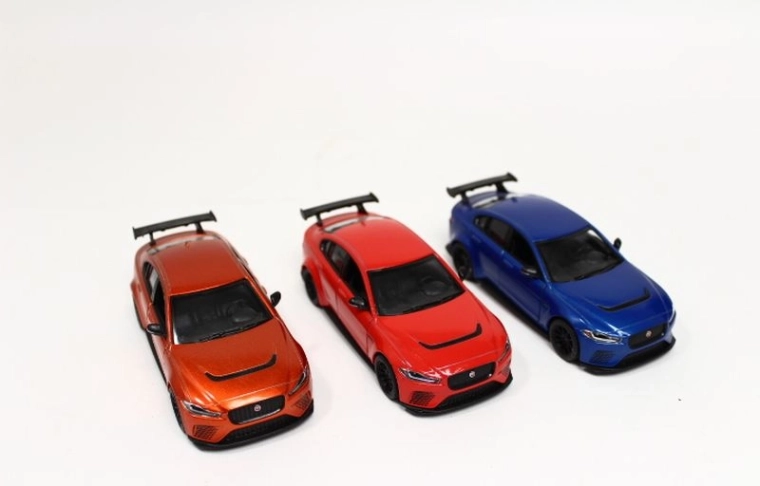 Jaguar XE SV Project 8 automašīnas modelis ar projektoru, 4x4 - 1 gab.