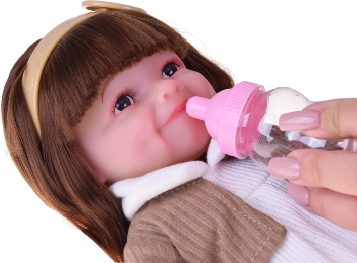 Reālistiskas rūpes ar pudelīti un autiņu