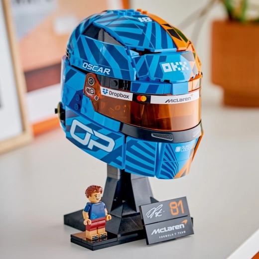 Izstādes statīvs, plāksnīte un braucēja minifigūriņa