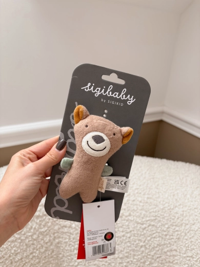 Easy to grasp and attach to a stroller or crib
