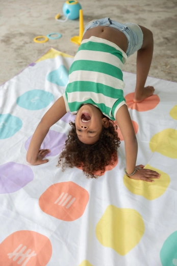 Quut kids’ towel and play mat 2-in-1 with balance game XL 180 × 180 cm