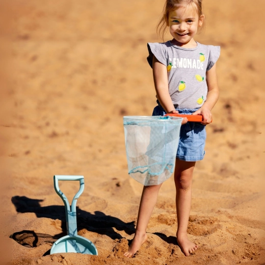 Compact 2-in-1: shovel and net