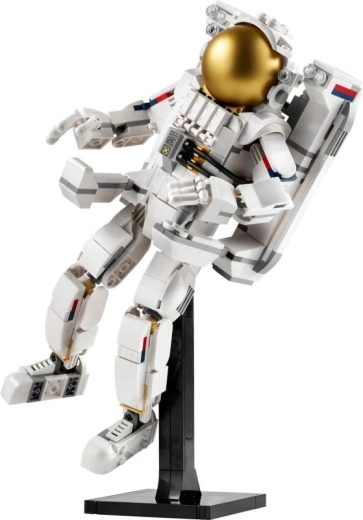 Pozējams astronauts ar zelta vizieri