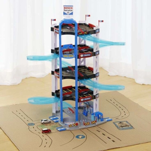 Pieci stāvi sacīkšu izklaidei