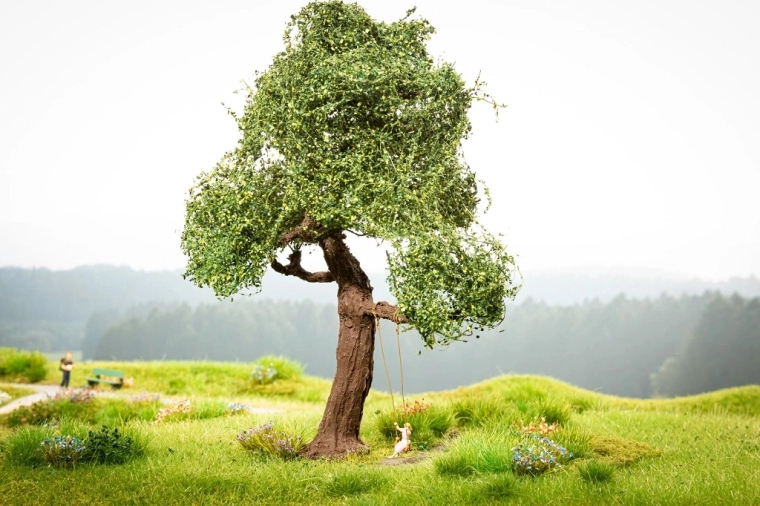Noch Micro Motion powered tree with swing
