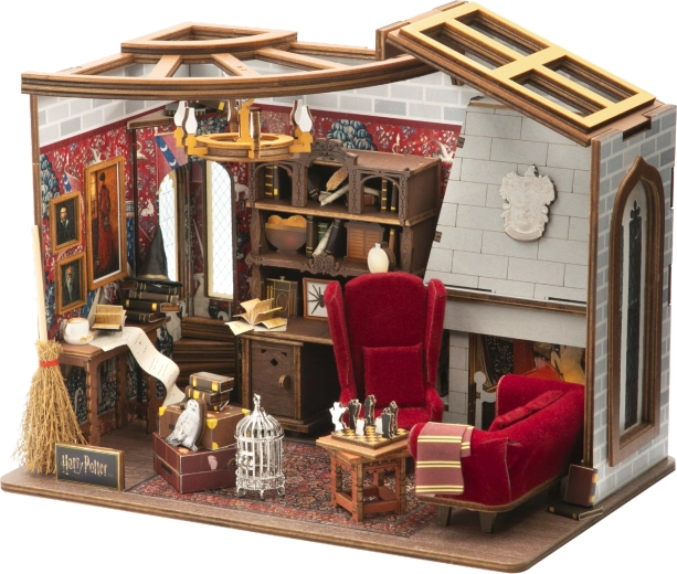 Open diorama for a perfect view inside