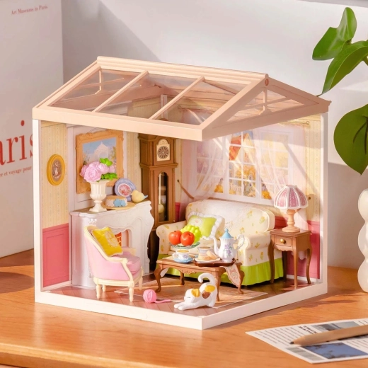 Izstāžu diorāma ar caurspīdīgiem paneļiem