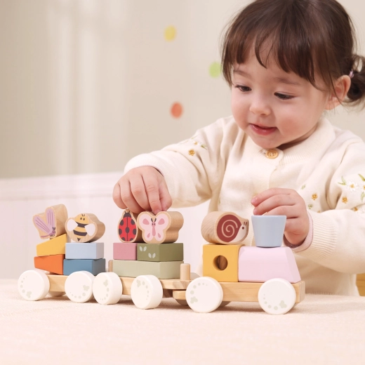 Pull-along train with easily detachable carriages