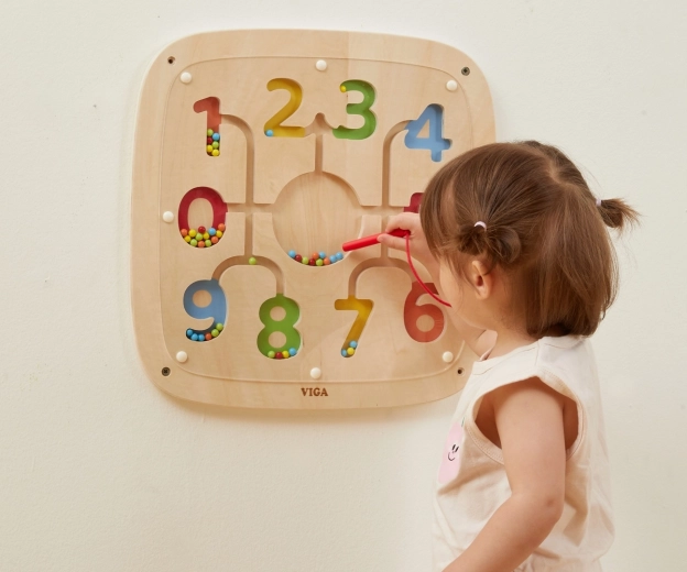 Magnetic ball maze
