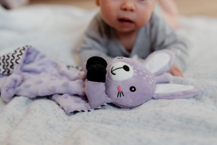 Iebūvēts grabulītis maigai dzirdes stimulācijai