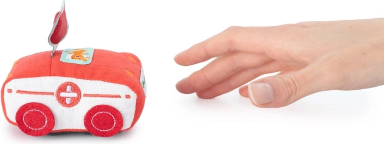 Lilliputiens uzvelkama plīša ātrās palīdzības mašīna ar lapsu Alisi