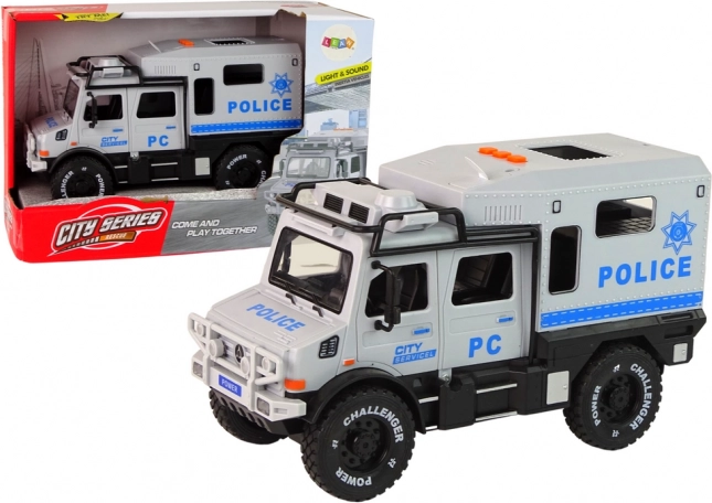 Apvidus auto ar gaismām, skaņām un atveramām durvīm – Policija