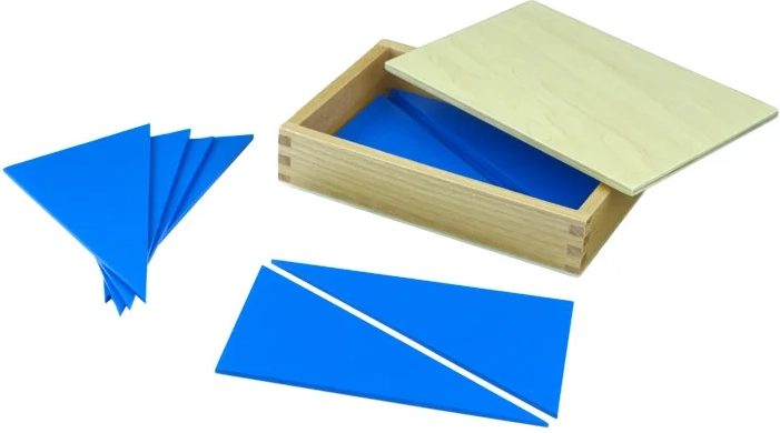 Moyo Montessori kastīte ar zilajiem trijstūriem