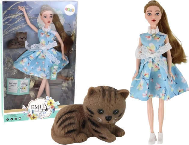 Leļļu meitene Emīlija pavasara stilā ar gariem matiem zilā kleitā un kaķēnu