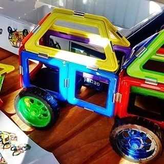 GeoSmart Space Truck – magnetic construction set with 42 pieces