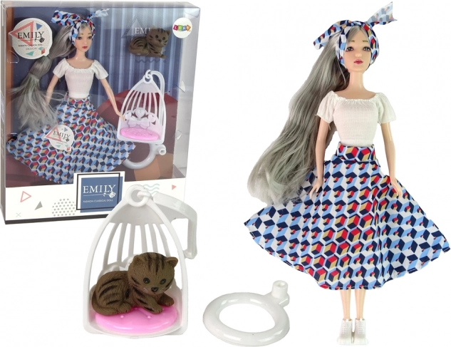 Lelle EMILY ar pelēkiem matiem ar kaķēnu un šūpolēm