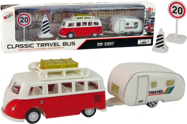 Autobuss ar sarkanu dzīvojamo piekabi